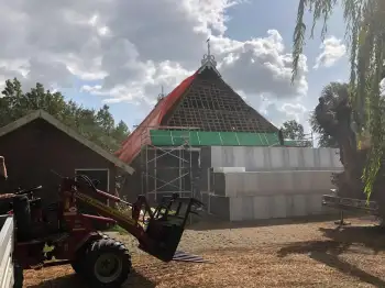 Dakpannen vervangen Friesland - In Stiens een rieten dak vervangen voor Nelskamp f8 (1/2) dakpannen
